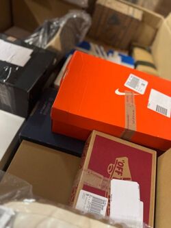 12,50 € pro Paar – Markenschuhe im Mix ab Lager, Verkauf ab 1 Palette!